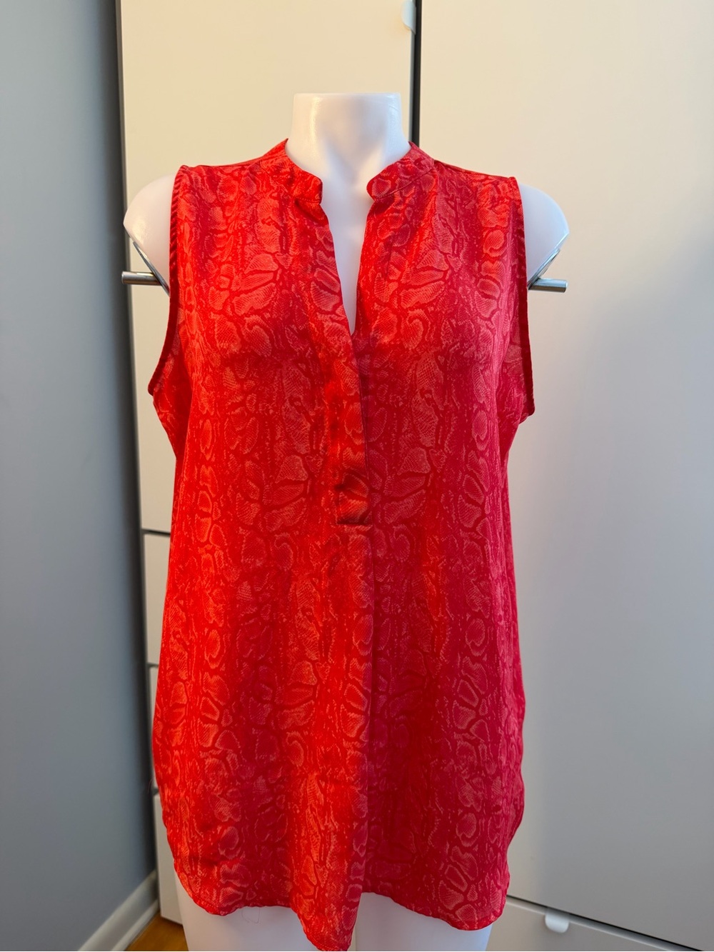 Jones New York Red Sleeveless Split-Neck Textured Camisole